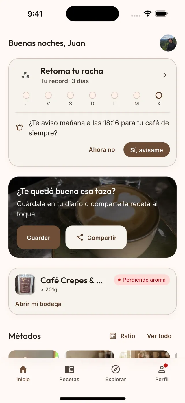 Inicio de la app: tu racha de la semana, el recordatorio para tu café de siempre y la bolsa de tu bodega con los gramos que quedan.